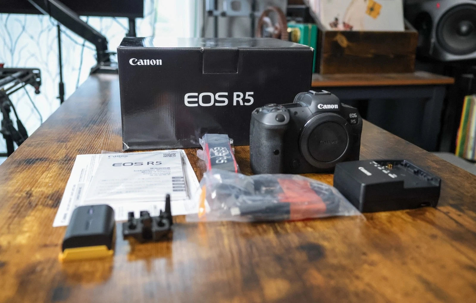 CANON EOS R5 45MP MIRRORLESS DIGITAL CAMERA BODY - 7000 Clicks MINT!