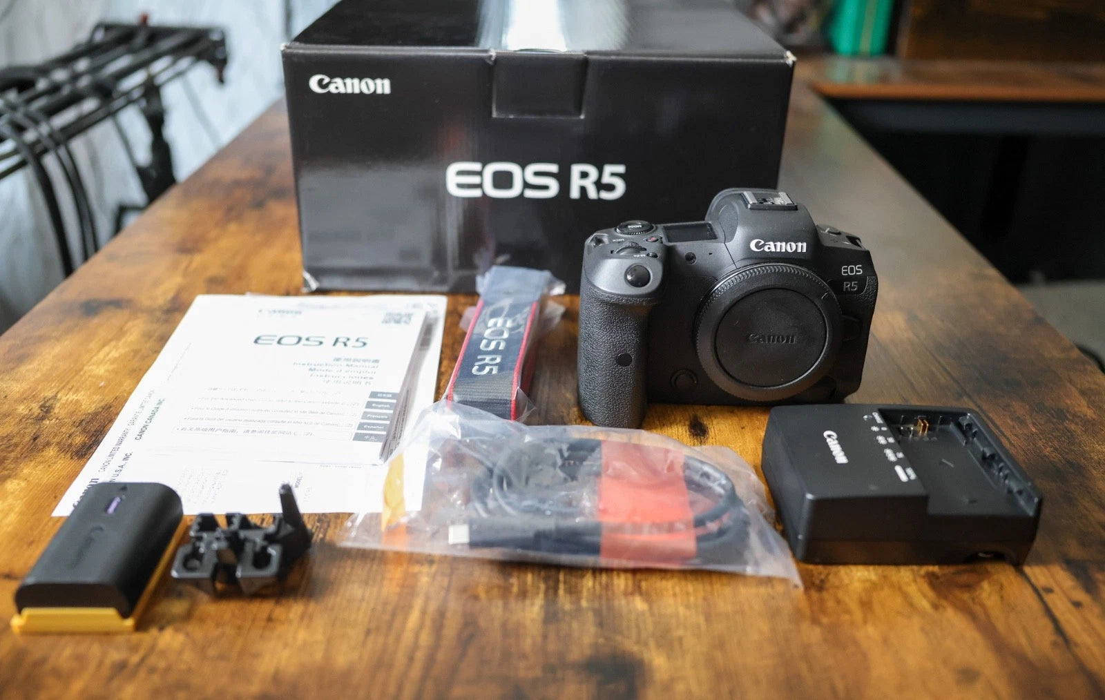 CANON EOS R5 45MP MIRRORLESS DIGITAL CAMERA BODY - 7000 Clicks MINT!